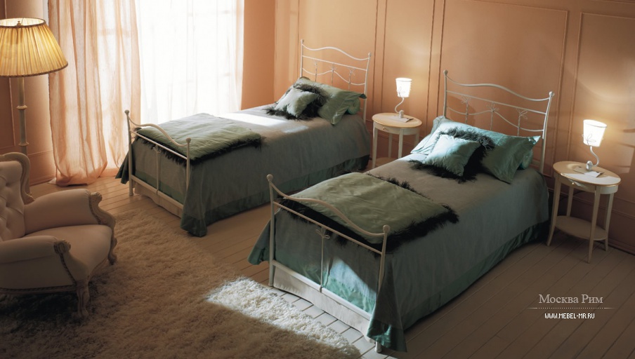 Двуспальная кровать с кованым изголовьем