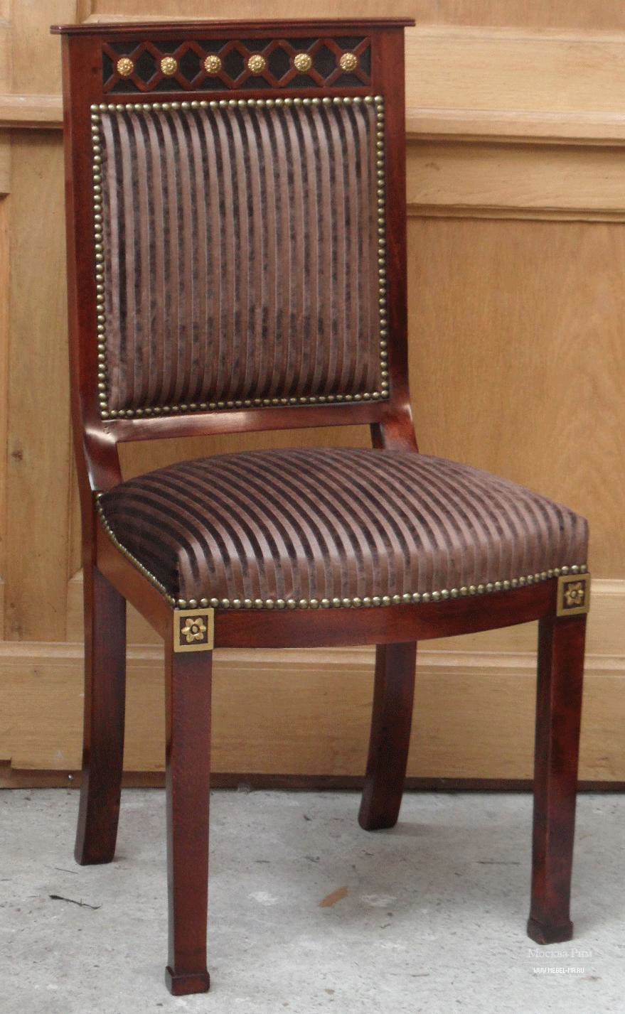 деревянный стул с обивкой